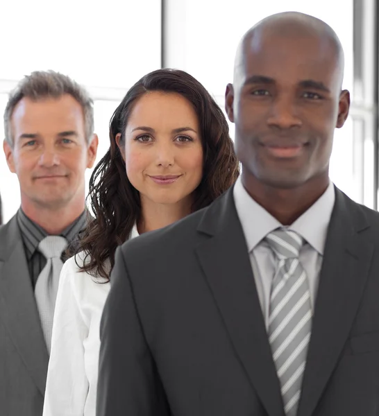 Business leader con team sullo sfondo — Foto Stock