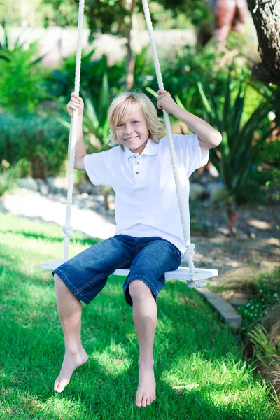 Niño jugando con un columpio —  Fotos de Stock