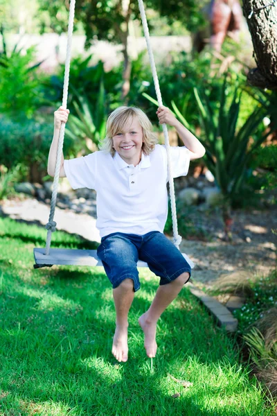 Kind plezier op een schommel — Stockfoto