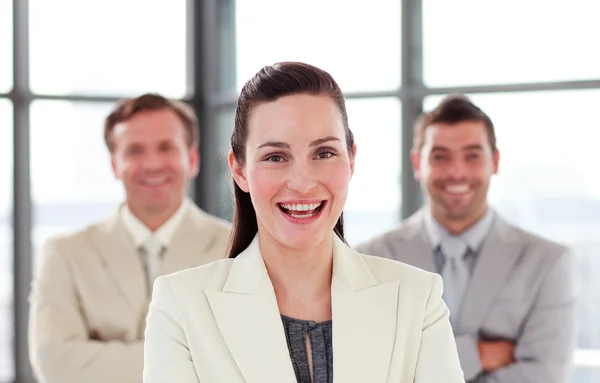Lächelnde Geschäftsfrau mit verschränkten Armen im Amt — Stockfoto