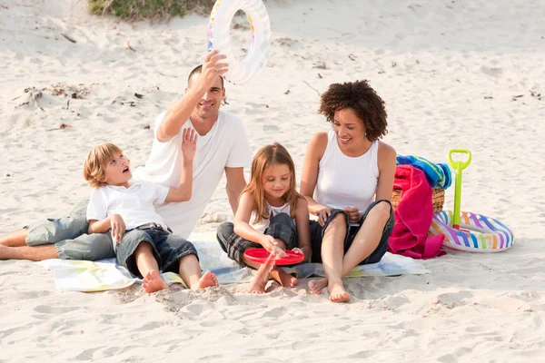 Família brincando com a areia — Fotografia de Stock