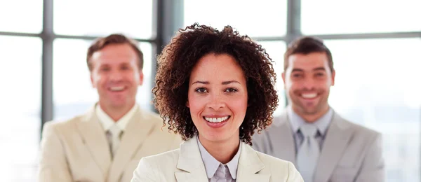 Усміхнена бізнес-леді зі складеними руками в офісі — стокове фото