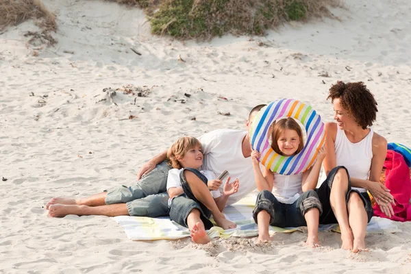 Familj spelar med sand — Stockfoto