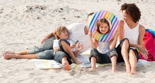 Οικογένεια παίζει με την άμμο — Φωτογραφία Αρχείου