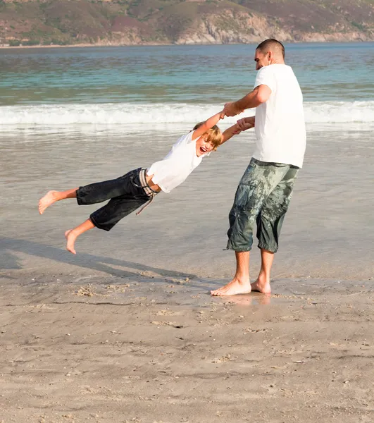 Батько і син грають на пляжі — стокове фото