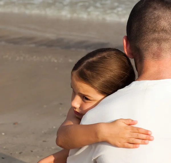 Porträt einer kleinen Tochter, die ihren Vater umarmt — Stockfoto