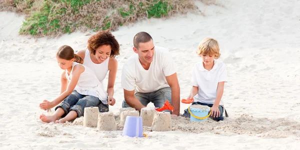 Famiglia che gioca con la sabbia — Foto Stock