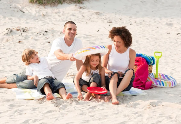 Family playing with the sand — Stock Photo, Image