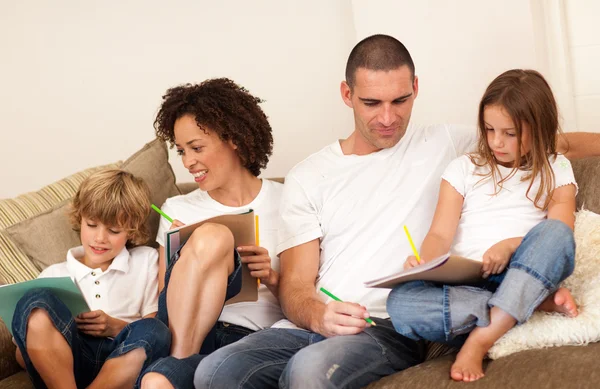 Okouzlující rodina sedí na pohovce — Stock fotografie