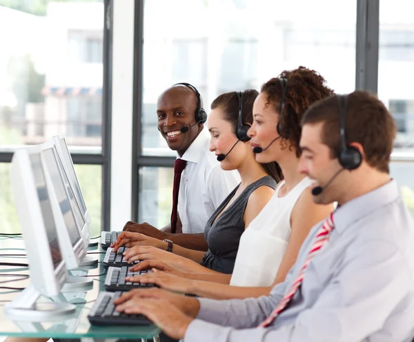 Glimlachen van Afro-Amerikaanse zakenman in een callcenter — Stockfoto