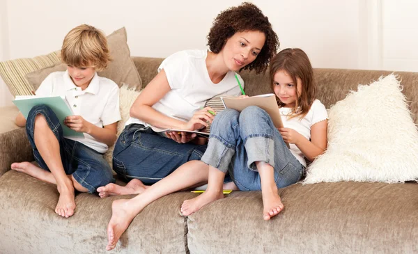 Charmante Familie sitzt auf einem Sofa — Stockfoto