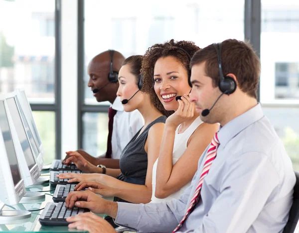 Empresária sorridente trabalhando em um call center — Fotografia de Stock