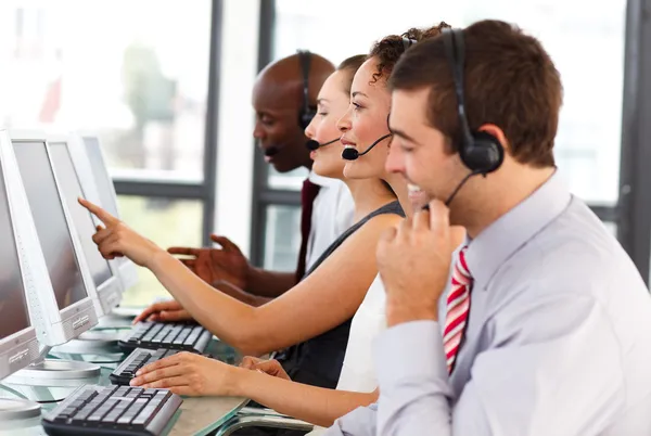 Aantrekkelijke zakenman werken in een callcenter — Stockfoto