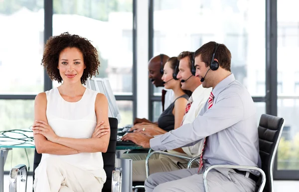 Jonge vertrouwen zakenvrouw werken in een callcenter — Stockfoto