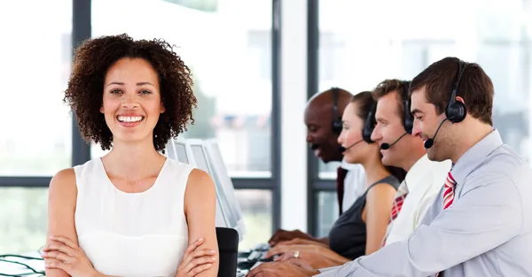 Glad kvinnlig manager arbetar i ett callcenter — Stockfoto