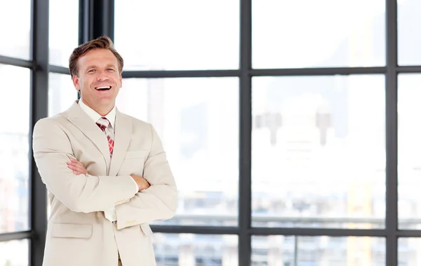 Усміхнений старший бізнесмен зі складеними руками — стокове фото