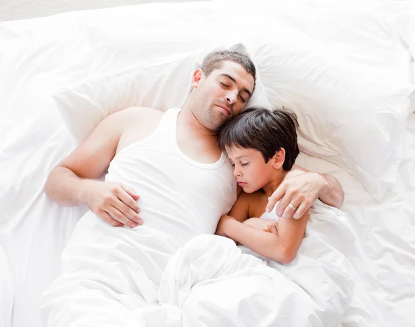 Pai e Filho Deitados na cama e dormindo — Fotografia de Stock
