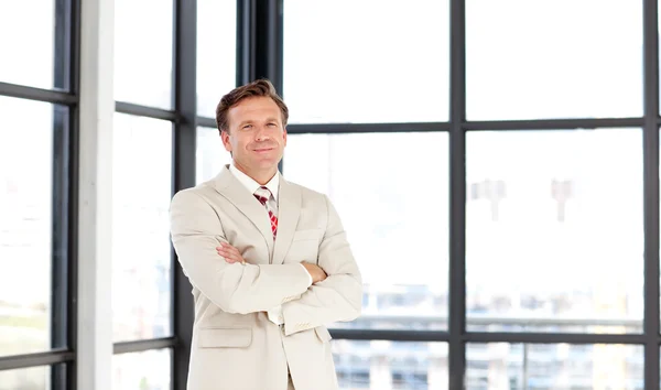 Business manager with folded arms looking at the camera — Stock Photo, Image