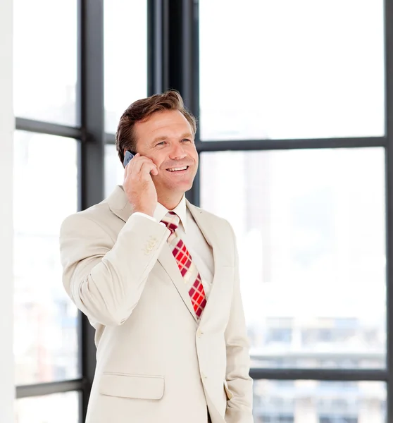 Счастливый зрелый бизнесмен по телефону — стоковое фото