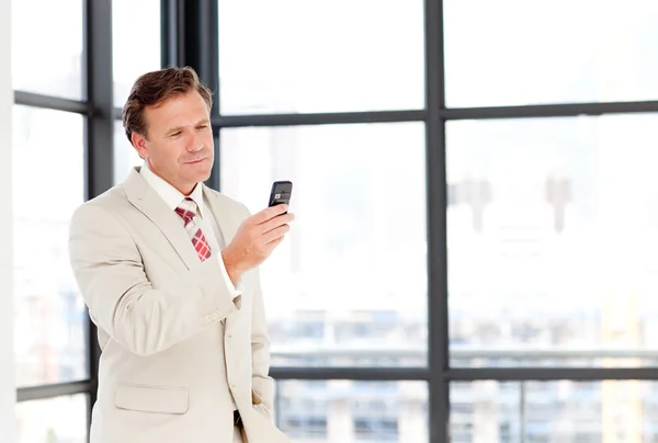 Senior businessman texting with copy-space — Stock Photo, Image