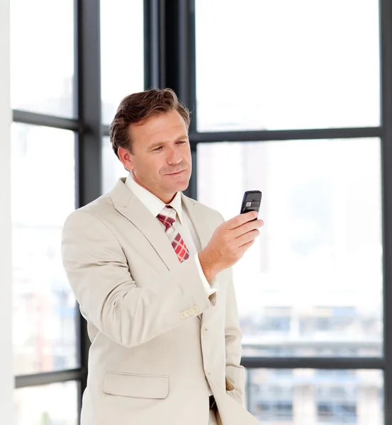Portrét podnikatel odesílání textu na mobilním telefonu — Stock fotografie