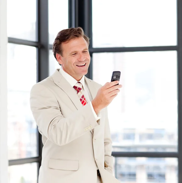 Retrato de un hombre de negocios enviar un texto — Stockfoto