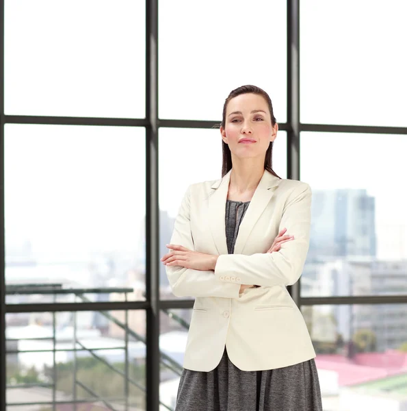 Schöne selbstbewusste Geschäftsfrau mit verschränkten Armen — Stockfoto