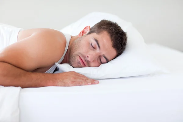 Hombre durmiendo en la cama —  Fotos de Stock
