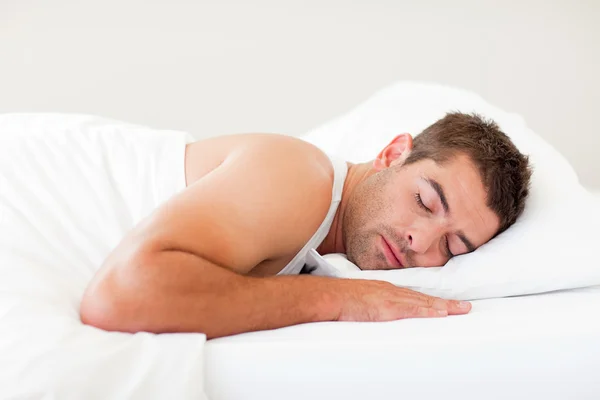 Mann schläft im Bett — Stockfoto
