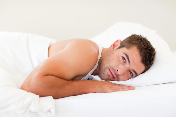 Jóképű férfi, az ágyban fekve — Stock Fotó