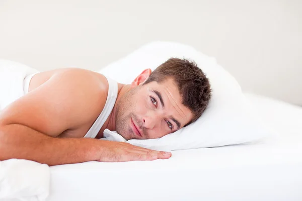 Przystojny mężczyzna leżąc w łóżku — Zdjęcie stockowe