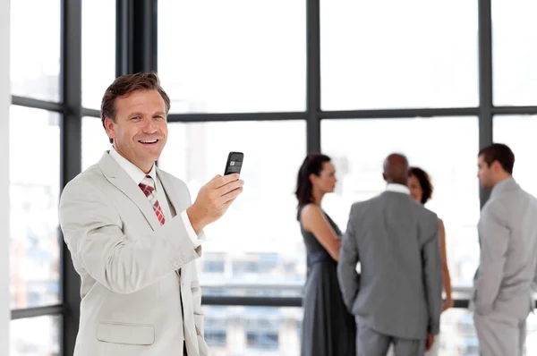 Senior Businessman being Positive with team in Background — Stock Photo, Image
