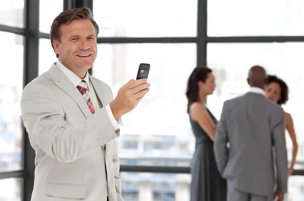 Senior Businessman being Positive with team in Background — Stock Photo, Image