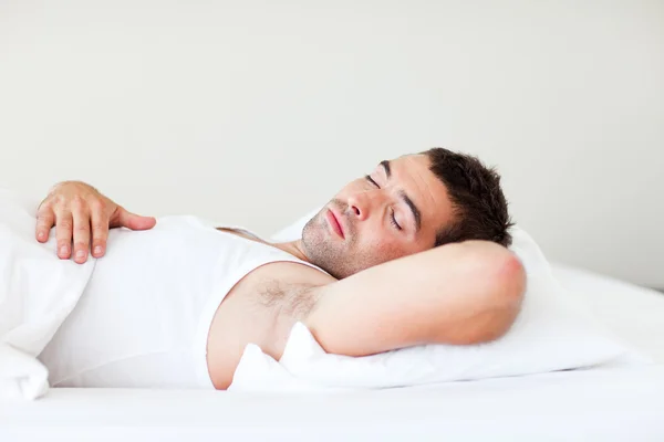 Man slaapt in bed — Stockfoto