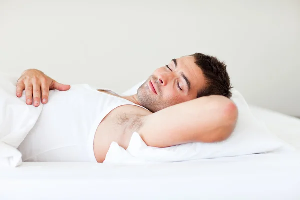 Muž spí v posteli — Stock fotografie