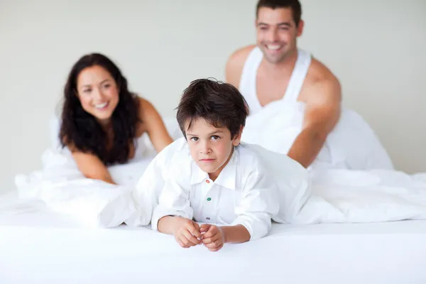 Paar und Sohn genießen gemeinsam im Bett — Stockfoto