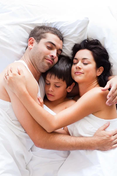 Пара и сын спят в постели — стоковое фото