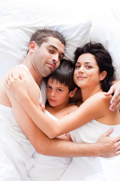 Felice famiglia rilassante a letto — Foto Stock