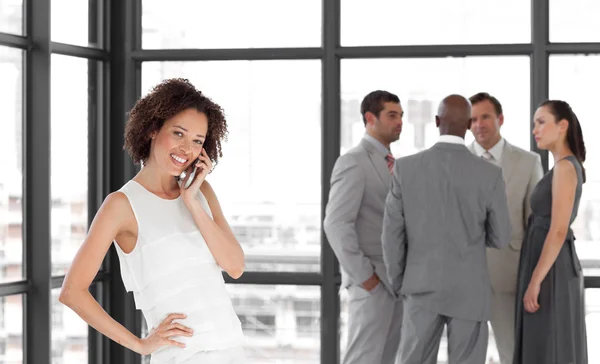 Ler affärskvinna på telefon i kontor med hennes team — Stockfoto