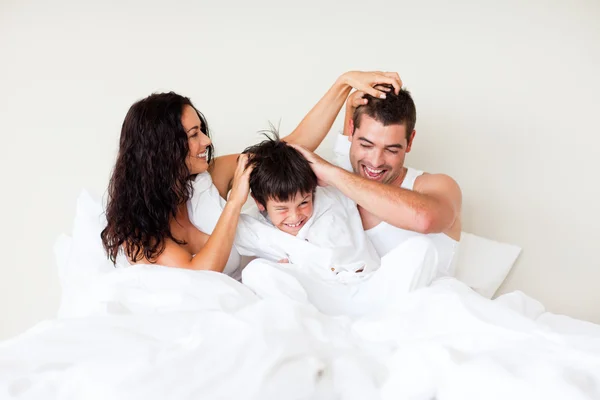 Пара и сын веселятся в постели — стоковое фото