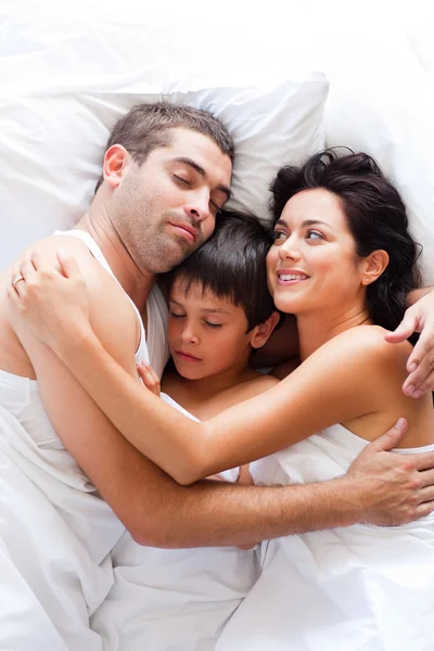 Ευτυχισμένη οικογένεια στηρίζεται στο κρεβάτι — Φωτογραφία Αρχείου