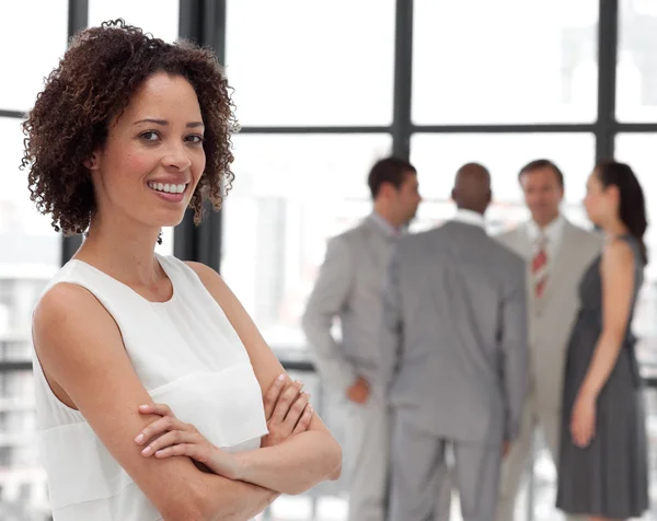 Aantrekkelijke zakenvrouw in kantoor met haar team — Stockfoto
