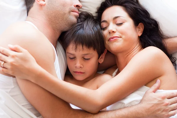 Ritratto di una famiglia che dorme a letto — Foto Stock