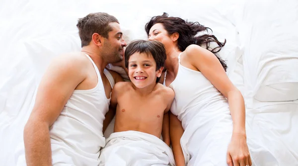 Par och son i sängen — Stockfoto
