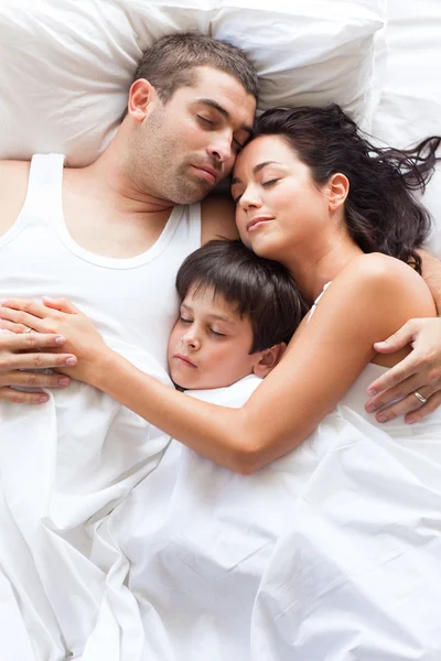 Leuke familie samen slapen — Stockfoto