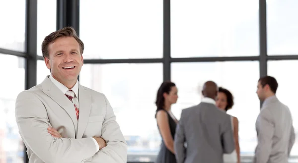Retrato de um homem de negócios sorridente com sua equipe — Fotografia de Stock