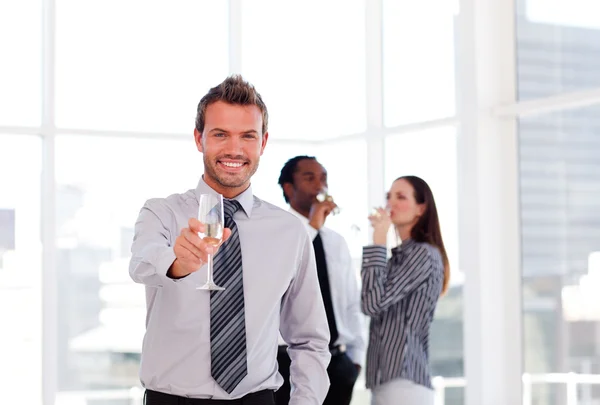 Negocios internacionales bebiendo champgne en la oficina — Foto de Stock