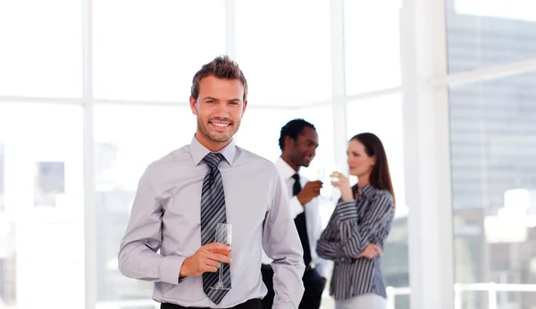 Glad affärsman i kontoret med hans team — Stockfoto