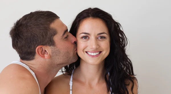 Портрет любящего мужчины, целующего свою жену — стоковое фото