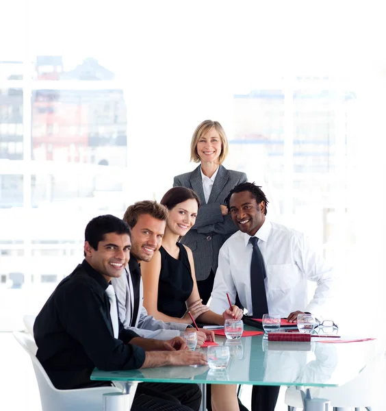 Equipo de negocios trabajando juntos en una reunión — Foto de Stock